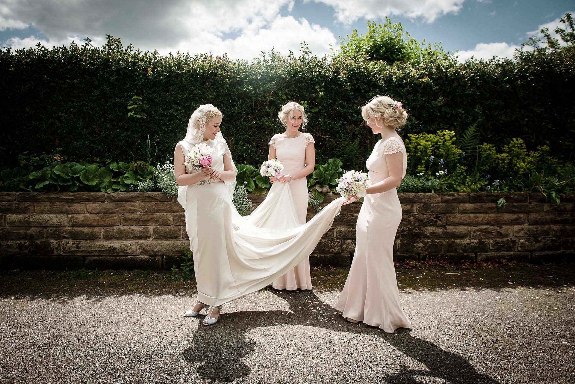 bride_with_bridesmaids_before-ceremony-2x-cd21c7e1