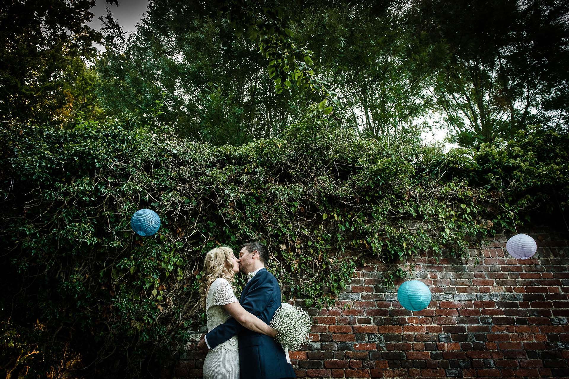 kissing_in_front-of_wall-2x-cb4abdce
