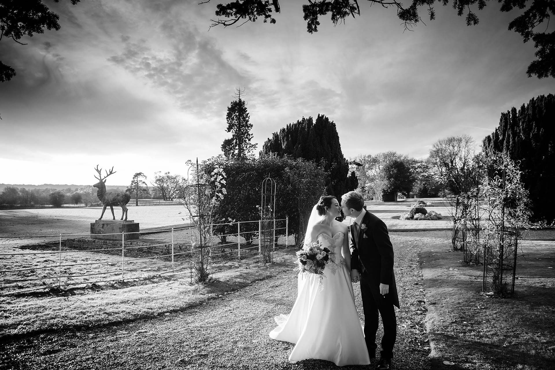 bride_and_groom_kissing-2x-a2c5c890