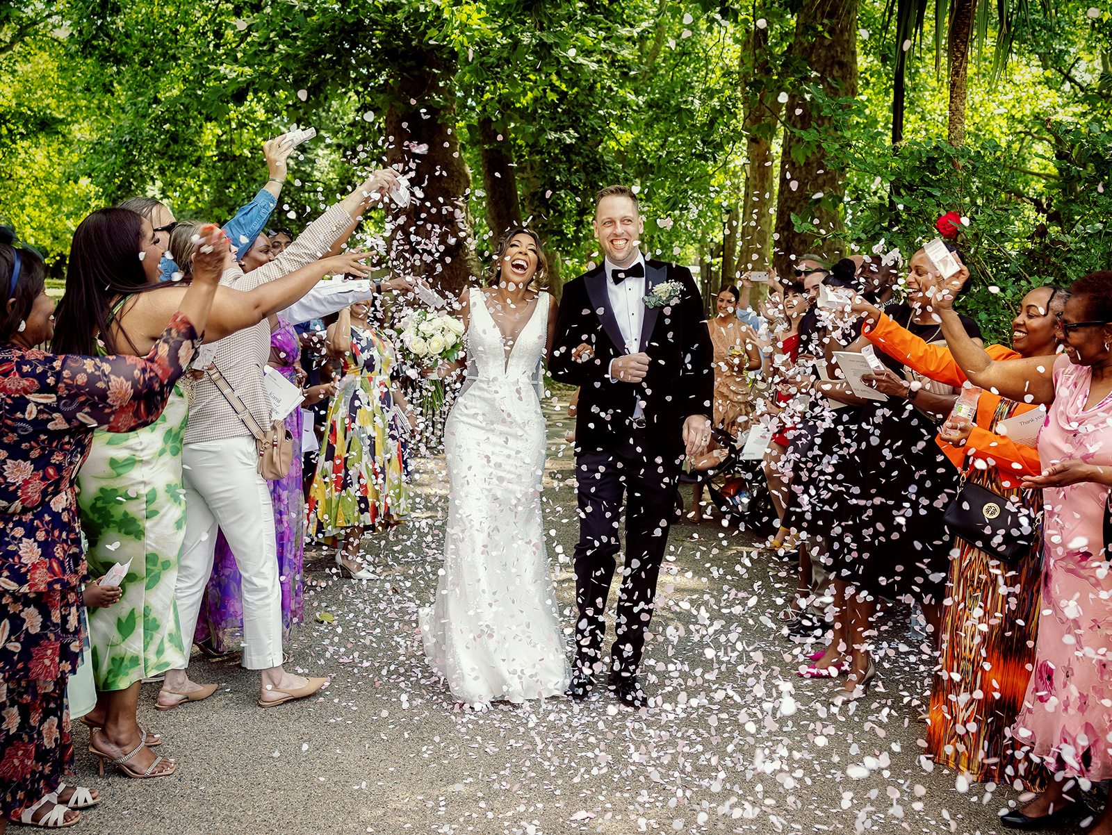 Confetti-throw-Canary-Wharf-London-Wedding-Wedissimo (listing)